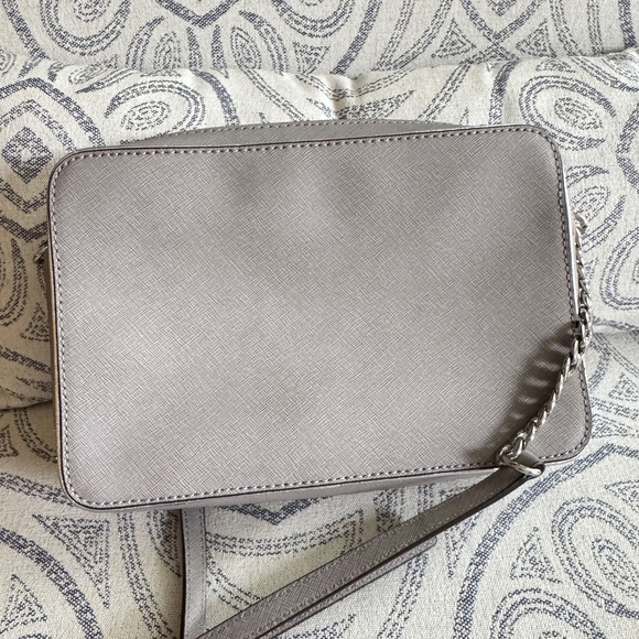 Michael Kors Crossbody Bag in Light Grey Saffiano Leather – Good Condition - Picture 7 of 11